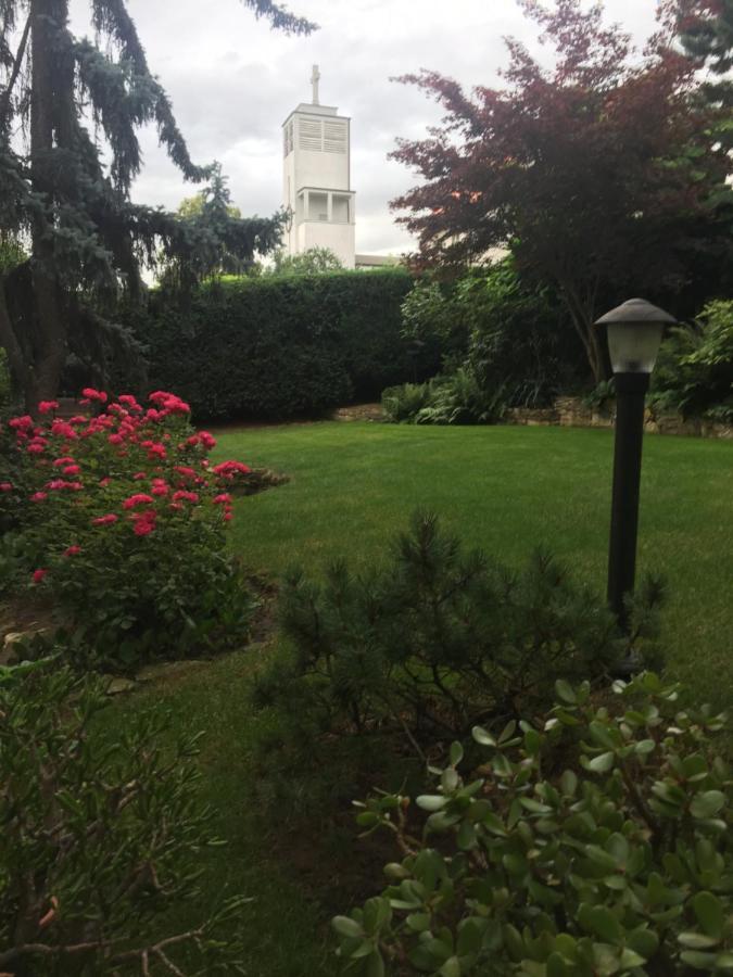 Blue Apartment In Beautiful English Style Garden With Atmosphere プラハ エクステリア 写真