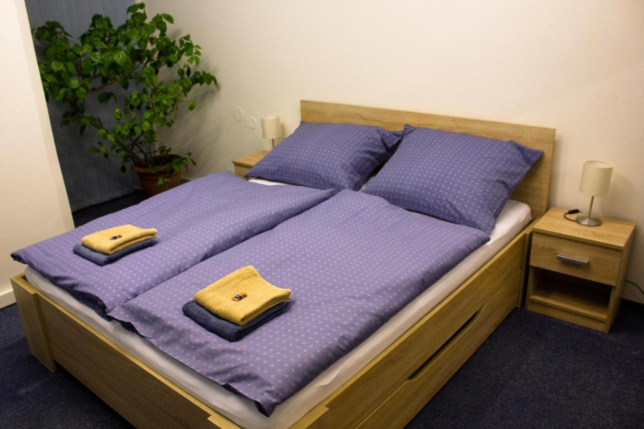 Blue Apartment In Beautiful English Style Garden With Atmosphere プラハ エクステリア 写真