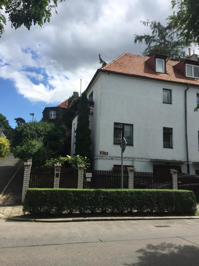 Blue Apartment In Beautiful English Style Garden With Atmosphere プラハ エクステリア 写真