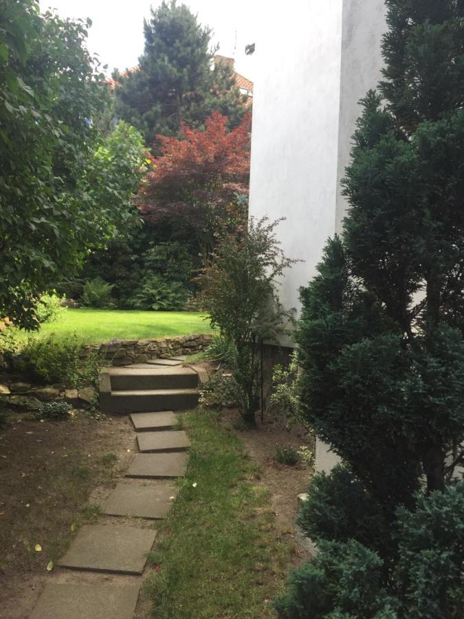 Blue Apartment In Beautiful English Style Garden With Atmosphere プラハ エクステリア 写真