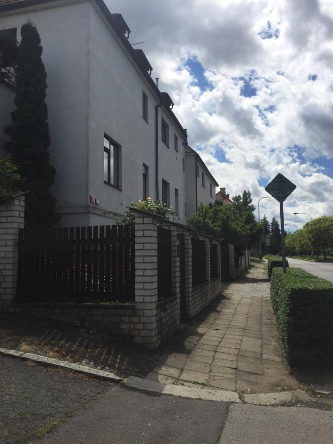 Blue Apartment In Beautiful English Style Garden With Atmosphere プラハ エクステリア 写真
